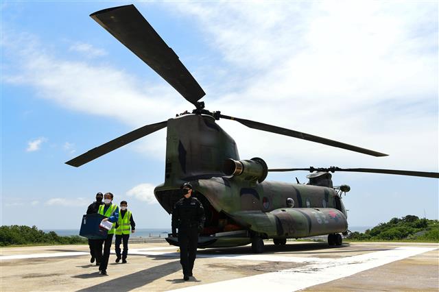 ‘군 헬기 활용한 연평도 백신 수송’