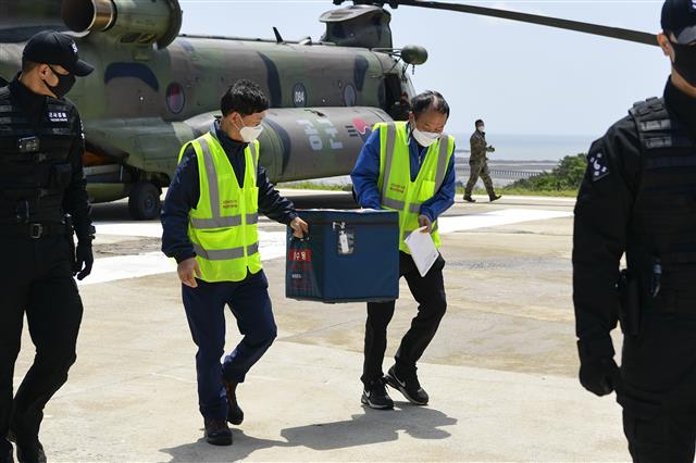 헬기타고 연평도 도착한 코로나19 백신