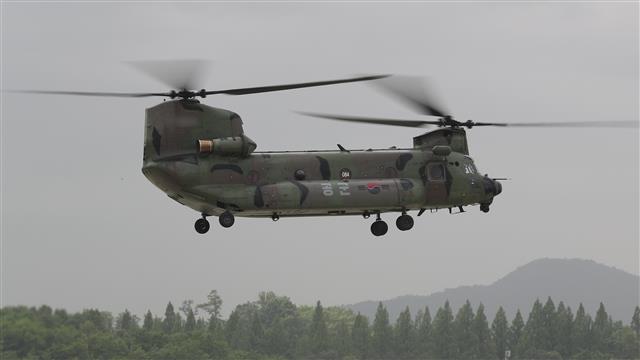 ‘헬기는 백신을 싣고’