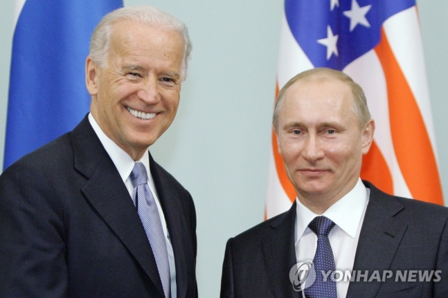2011년 3월 부통령 신분으로 푸틴 대통령 만난 바이든(왼쪽). AP=연합뉴스 