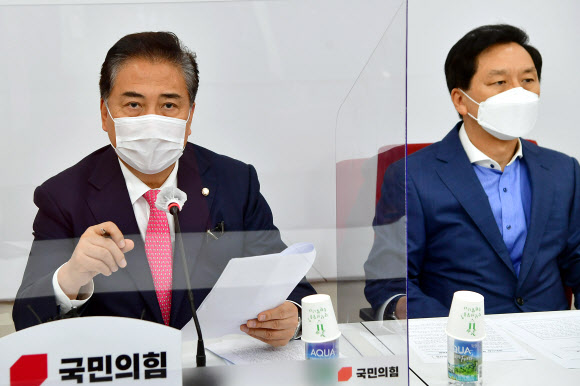 백신협력 방미대표단 결과 보고하는 박진 단장