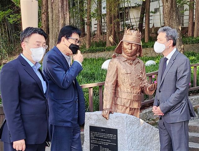 5?18 시민군 김군 동상 살피는 노태우 장남