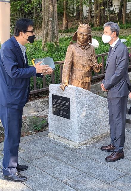 오월 관계자 안내로 5.18시민군 동상 보는 노재헌