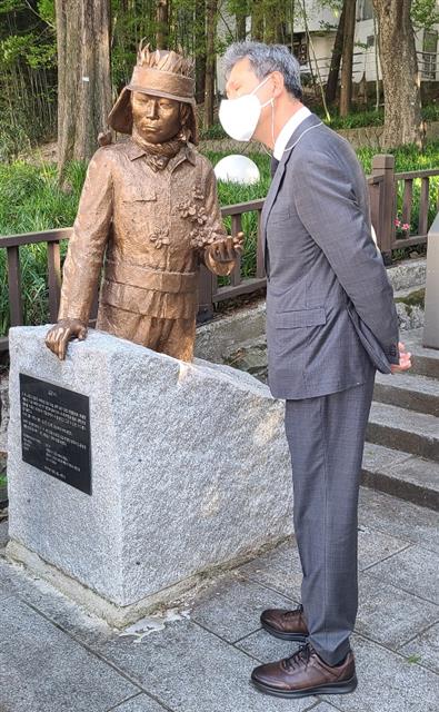 5.18 무명열사 김군 동상 보는 노태우 장남