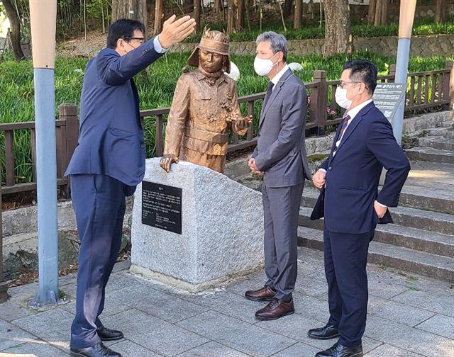 광주 찾아 5.18 김군 동상 살피는 노태우 장남