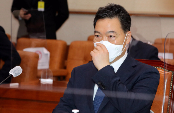 김오수 검찰총장 후보자가 26일 오전 서울 여의도 국회 법제사법위원회 회의장에서 열린 인사청문회에서 마스크를 고쳐쓰고 있다.2021. 5. 26 김명국 선임기자 daunso@seoul.co.kr