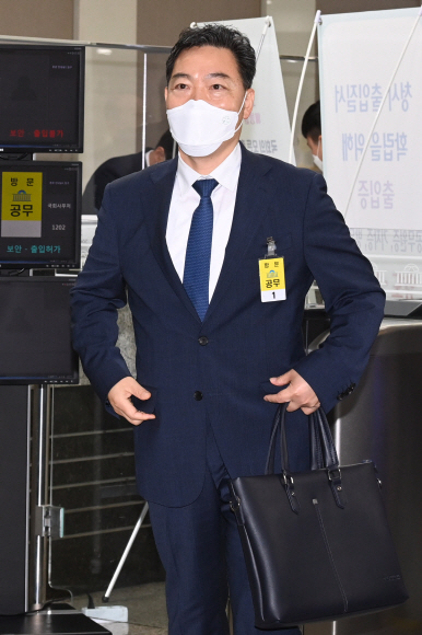 김오수 검찰총장 후보자가 26일 오전  인사청문회참석을 위해 국회 청사로 들어서고 있다. 2021. 5. 26 김명국 선임기자 daunso@seoul.co.kr