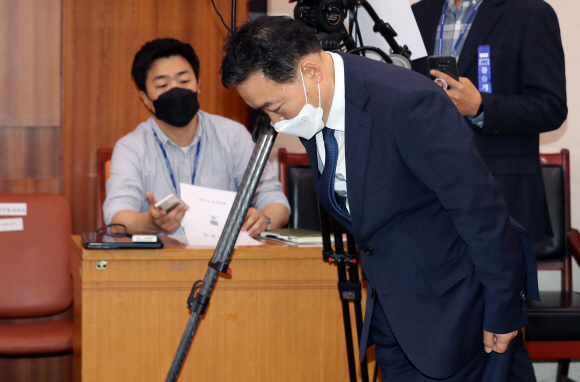 김오수 검찰총장 후보자가 26일 오전 서울 여의도 국회 법제사법위원회 회의장에서 열린 인사청문회에서 모두발언을 마친 뒤 인사를 하고 있다.2021. 5. 26 김명국 선임기자 daunso@seoul.co.kr