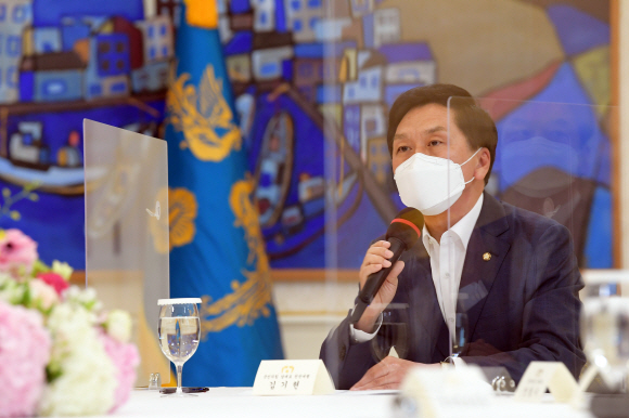 국민의힘 김기현 대표 권한대행이 26일 청와대에서 열린 문재인 대통령과 여야 대표 오찬간담회에서 발언하고 있다.  2021. 5. 26 도준석 기자 pado@seoul.co.kr