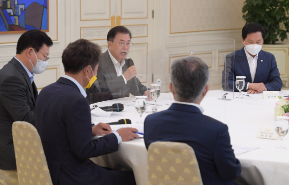 문재인 대통령이 26일 청와대에서 열린 더불어민주당 송영길 대표, 국민의 힘 김기현 대표 권한대행, 정의당 여영국 대표, 국민의당 안철수 대표, 열린 민주당 최강욱 대표 등 여야 대표 오찬 간담회에서 발언하고 있다. 2021. 5. 26 도준석 기자 pado@seoul.co.kr