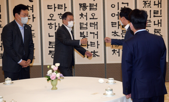 문재인 대통령이 26일 청와대에서 열린  여야 대표 오찬 간담회에 참석,국민의 힘 김기현 대표 권한대행과 인사하고 있다. 2021. 5. 26 도준석 기자 pado@seoul.co.kr