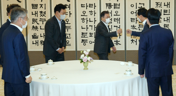 문재인 대통령이 26일 청와대에서 열린  여야 대표 오찬 간담회에 참석,국민의 힘 김기현 대표 권한대행과 인사하고 있다. 2021. 5. 26 도준석 기자 pado@seoul.co.kr