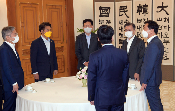 문재인 대통령이 26일 청와대에서 열린 더불어민주당 송영길 대표, 국민의 힘 김기현 대표 권한대행, 정의당 여영국 대표, 국민의당 안철수 대표, 열린 민주당 최강욱 대표 등 여야 대표 오찬 간담회에서 앞서 환담하고 있다.2021. 5. 26 도준석 기자 pado@seoul.co.kr