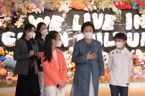 문재인 대통령 부인 김정숙  여사가 26일 서울 종로구 대림미술관에서 열린 ‘2021 P4G 특별 기획 전시회’에서 전시물을 관람하고 있다. 2021. 5. 26 도준석 기자 pado@seoul.co.kr