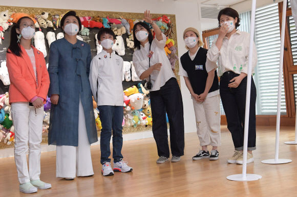 문재인 대통령 부인 김정숙  여사가 26일 서울 종로구 대림미술관에서 열린 ‘2021 P4G 특별 기획 전시회’에서 전시물을 관람하고 있다. 2021. 5. 26 도준석 기자 pado@seoul.co.kr