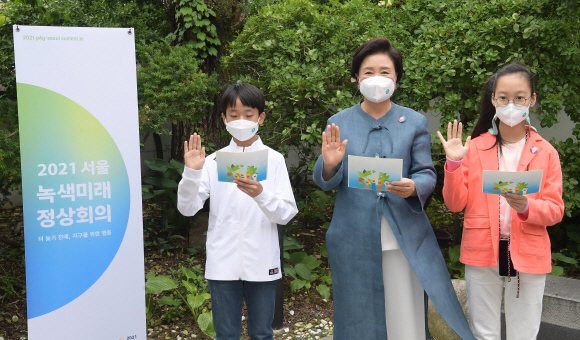 문재인 대통령 부인 김정숙 여사가 26일 서울 종로구 대림미술관에서 열린 ‘2021 P4G 특별 기획 전시회’에서 어린이들과 ‘기후 행동 나가자’ 선언문을 낭독하고 있다. 2021. 5. 26 도준석 기자 pado@seoul.co.kr