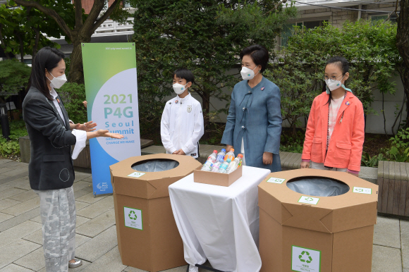 문재인 대통령 부인 김정숙 여사가 26일 서울 종로구 대림미술관에서 열린 ‘2021 P4G 특별 기획 전시회’에서 어린이들과 페트병 분리배출 방법을 시연하고 있다. 2021. 5. 26 도준석 기자 pado@seoul.co.kr