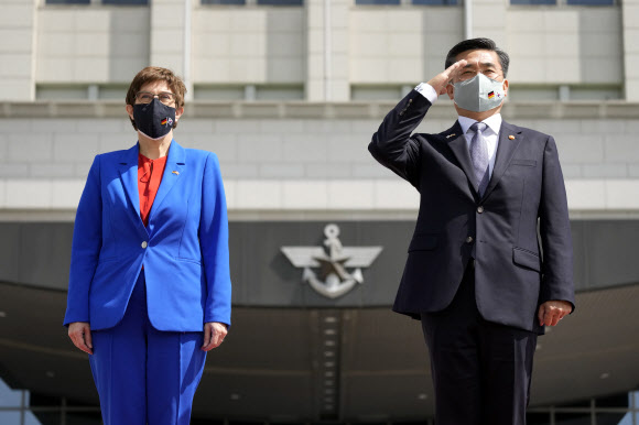 서욱(오른쪽) 국방부 장관과 아네그레트 크람프-카렌바우어 독일 국방부 장관이 26일(현지시간) 서울 용산구 국방부에서 진행된 독일 국방장관 환영 의장행사에서 국기에 경례하고 있다. AP 연합뉴스