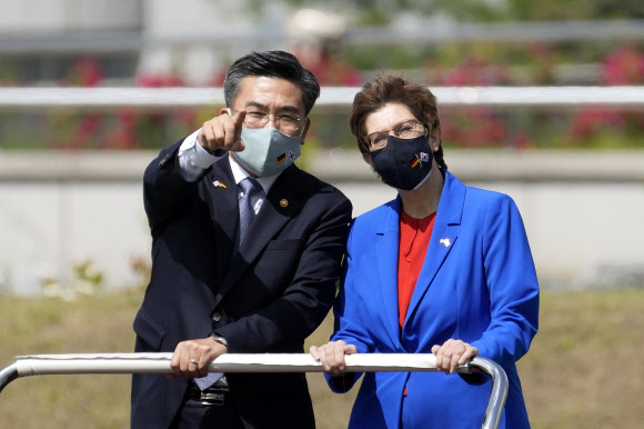 서욱(왼쪽) 국방부 장관이 26일(현지시간) 오전 서울 용산구 국방부에서 방한 중인 아네그레트 크람프-카렌바우어 독일 국방장관과 환영 의장행사를 하고 있다. AP 연합뉴스