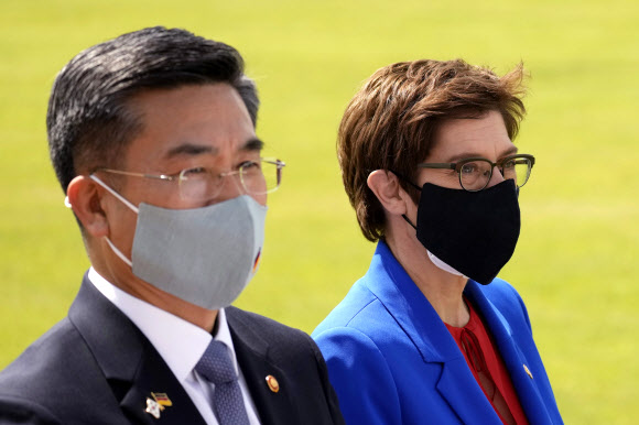 서욱(왼쪽) 국방부 장관이 26일(현지시간) 오전 서울 용산구 국방부에서 방한 중인 아네그레트 크람프-카렌바우어 독일 국방장관과 환영 의장행사를 하고 있다. AP 연합뉴스