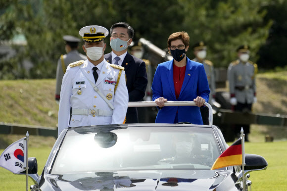 서욱(왼쪽) 국방부 장관이 26일(현지시간) 오전 서울 용산구 국방부에서 방한 중인 아네그레트 크람프-카렌바우어 독일 국방장관과 환영 의장행사를 하고 있다. AP 연합뉴스