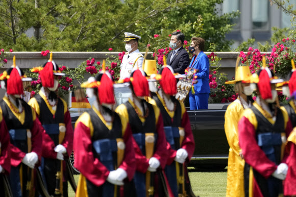 서욱(가운데) 국방부 장관이 26일(현지시간) 오전 서울 용산구 국방부에서 방한 중인 아네그레트 크람프-카렌바우어 독일 국방장관과 환영 의장행사를 하고 있다. AP 연합뉴스