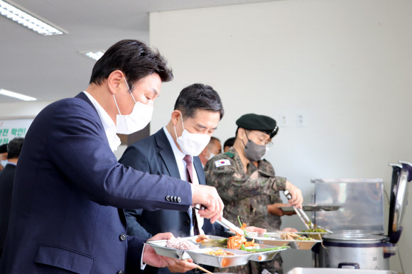 ‘부실급식 첫 폭로’ 육군 51사단 점검한 야당 의원들