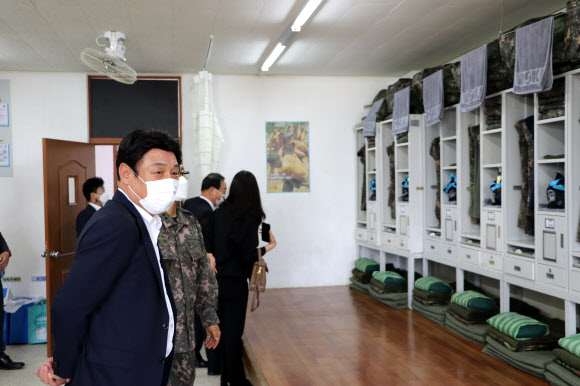 ‘부실급식 첫 폭로’ 육군 51사단 점검한 야당 의원들