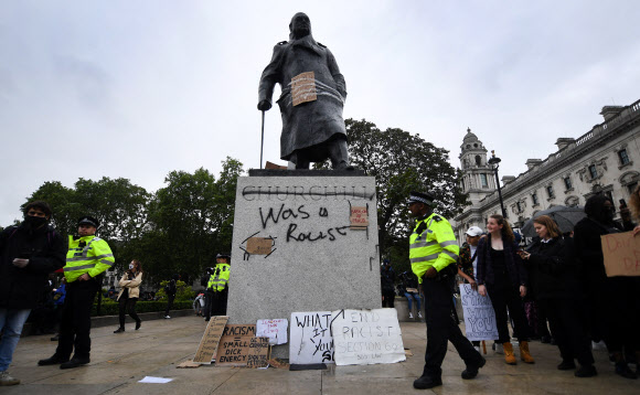 2020년 영국 런던의 경찰이 흑인 인권 시위대에 대비해 팔리아멘트 스퀘어 가든에서 윈스턴 처칠 동상 주변을 순찰하고 있다. 연합뉴스 