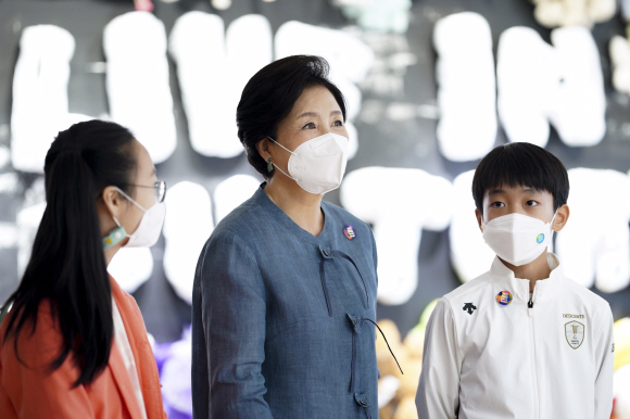 문재인 대통령 부인 김정숙  여사가 26일 서울 종로구 대림미술관에서 열린 ‘2021 P4G 특별 기획 전시회’에서 전시물을 관람하고 있다. 2021. 5. 26 김명국 선임기자 daunso@seoul.co.kr