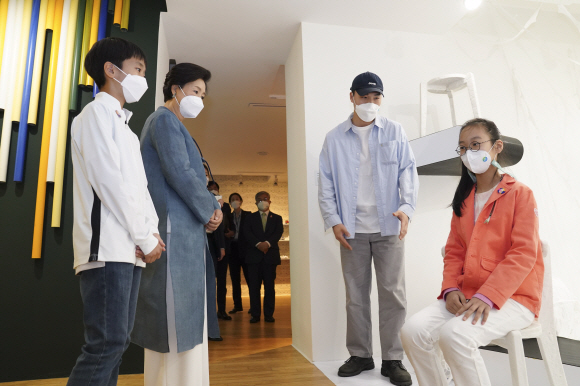 문재인 대통령 부인 김정숙  여사가 26일 서울 종로구 대림미술관에서 열린 ‘2021 P4G 특별 기획 전시회’에서 전시물을 관람하고 있다. 2021. 5. 26 김명국 선임기자 daunso@seoul.co.kr