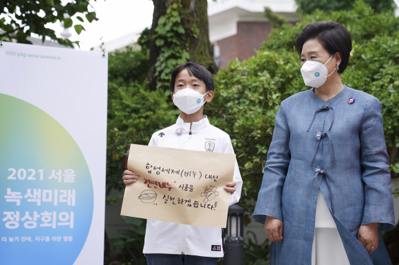 문재인 대통령 부인 김정숙 여사가 26일 서울 종로구 대림미술관에서 열린 ‘2021 P4G 특별 기획 전시회’에서 어린이들과 ‘기후 행동 나가자’ 선언문을 낭독하고 있다. 2021. 5. 26 김명국 선임기자 daunso@seoul.co.kr