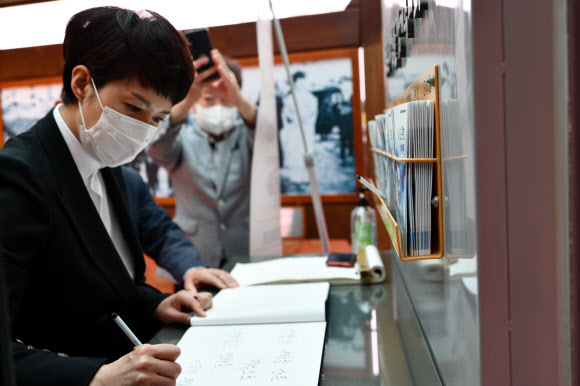 국민의힘 당 대표 경선에 출마한 김은혜 의원이 26일 경북 구미시 상모동에 있는 박정희 전 대통령의 생가를 방문, 방명록을 작성하고 있다. 2021.5.26  김은혜 의원 측 제공