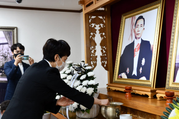 국민의힘 당 대표 경선에 출마한 김은혜 의원이 26일 경북 구미시 상모동에 있는 박정희 전 대통령의 생가를 찾아 분향하고 있다. 2021.5.26  김은혜 의원 측 제공