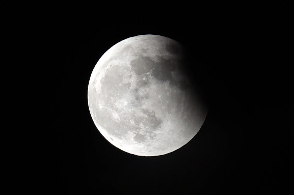 26일 오후 서울 송파구 하늘 위로 달이 지구 그림자에 가려 보이지 않는 개기월식 현상이 관측되고 있다. 2021.5.26  연합뉴스