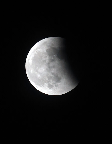 26일 오후 서울 송파구 하늘 위로 달이 지구 그림자에 가려 보이지 않는 개기월식 현상이 관측되고 있다. 2021.5.26  연합뉴스