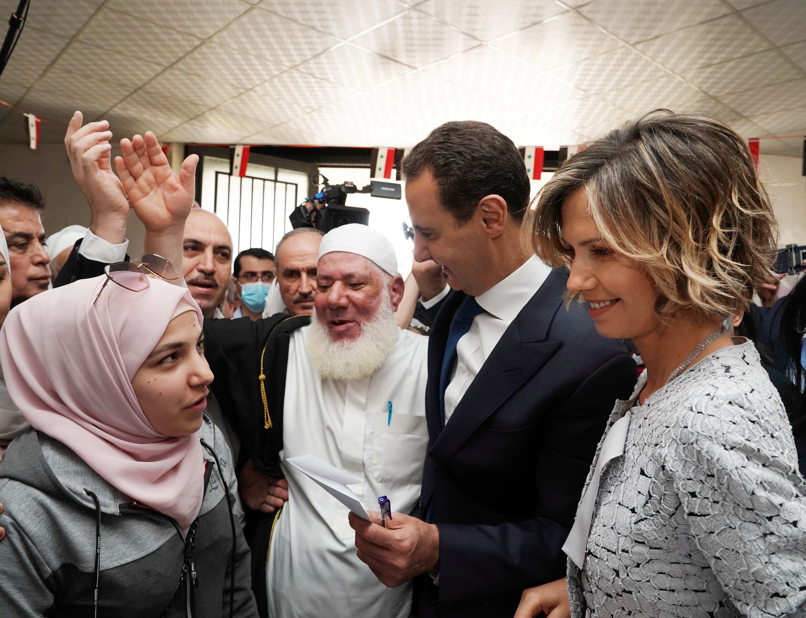 시리아 대선일인 26일(현지시간) 바샤르 알아사드(오른쪽 두번째) 대통령과 그의 부인 아스마가 투표장을 방문해 지지자들과 이야기하고 있다. 사나 로이터 연합뉴스
