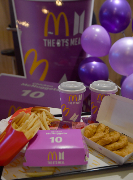 27일 오전 서울 강남구 맥도날드 코엑스점에 방탄소년단과 손잡고 새롭게 출시된 ‘The BTS 세트’가 놓여 있다.  맥도날드가 방탄소년단(BTS)와의 협업으로 탄생한 ‘The BTS 세트’는 평소 BTS가 좋아하는 메뉴들인 맥너겟과 후렌치 후라이와 음료, 한국맥도날드에서 개발한 소스로 구성됐으며 이날부터 전 세계 50개국 마켓에서 판매된다. 2021.5.27. 박지환 기자 popocar@seoul.co.kr