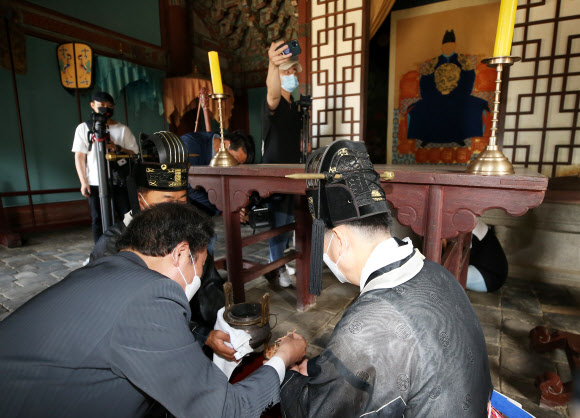 태조어진 앞 참배하는 이낙연