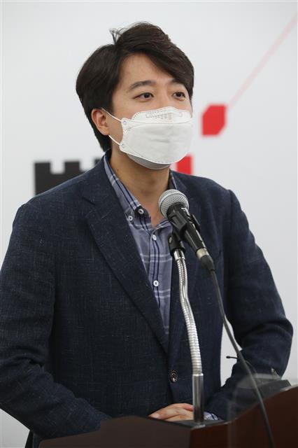 취재진 질문에 답하는 이준석 후보