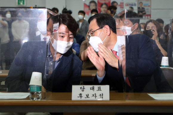 얘기하는 주호영과 이준석