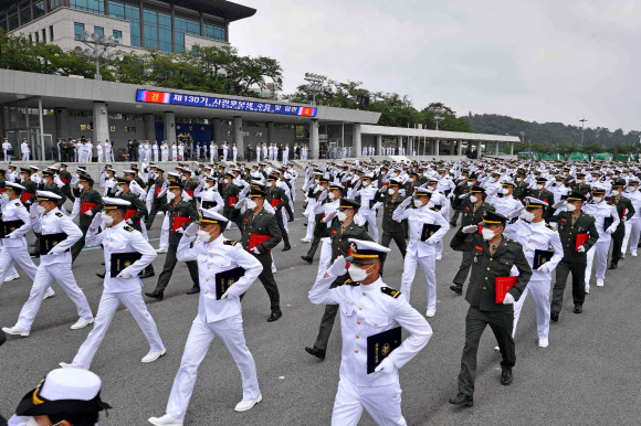 28일 경남 창원시 진해구 해군사관학교에서 ‘제130기 해군 해병대 사관후보생 수료 및 임관식’이 진행되고 있다. 2021.5.28 해군제공