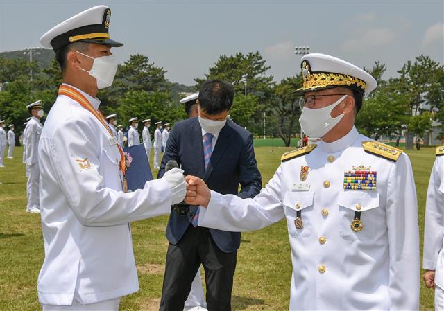 임관 축하인사하는 부석종 해군참모총장