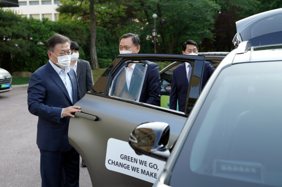 문재인 대통령이 지난 28일 오후 청와대 여민관 앞에서 ‘2021 P4G 서울 정상회의’홍보 문구를 랩핑한 수소차를 둘러보고 있다. 2021.5.29 청와대 제공