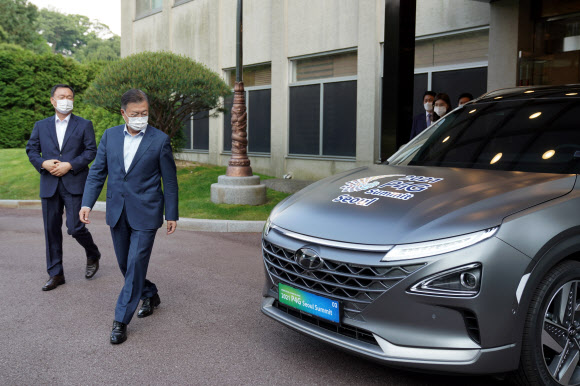 문재인 대통령이 지난 28일 오후 청와대 여민관 앞에서 ‘2021 P4G 서울 정상회의’홍보 문구를 랩핑한 수소차를 둘러보고 있다. 2021.5.29 청와대 제공