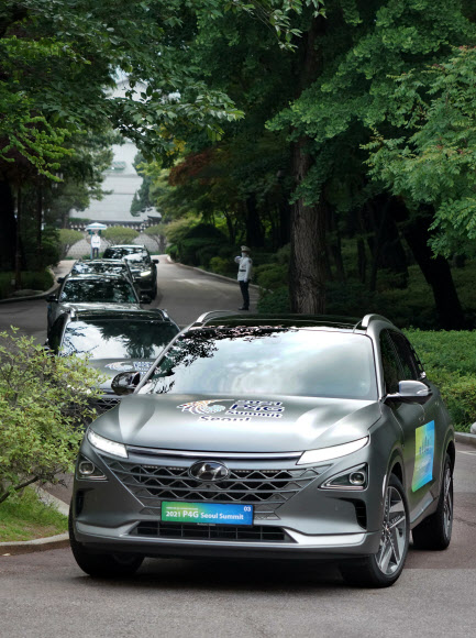 오는 30일 개최되는 ‘2021 서울 녹색미래 정상회의’에 운용될 수소차. ’더 늦기 전에, 지구를 위한 행동’, ‘Green we go, Change we make’라는 문구가 래핑되어 있다. 2021.5.29  청와대 제공