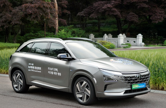 오는 30일 개최되는 ‘2021 서울 녹색미래 정상회의’에 운용될 수소차. ’더 늦기 전에, 지구를 위한 행동’, ‘Green we go, Change we make’라는 문구가 래핑되어 있다. 2021.5.29  청와대 제공