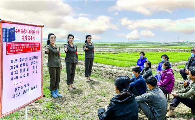 평양 노동신문 뉴스1 북한 노동당 기관지 노동신문은 29일 “해주시출판물보급소의 보급원들이 위대성도서를 통한 사상교양사업을 화선식으로 힘 있게 진행해나가고 있다”라고 보도했다. 출판물보급소 보급원들이 주민들을 상대로 도서 해설을 하고 있다.  평양 노동신문 뉴스1