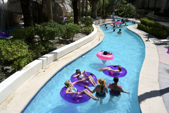 28일(현지시간) 미국 네다바주 라스베이거스의 만달레이 베이 호텔과 카지노에서 메모리얼 데이 연휴를 앞두고 관광객들이 물놀이를 즐기고 있다. 로이터 연합뉴스