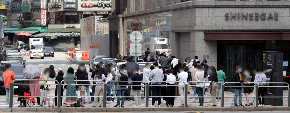 휴일인 29일 오전 서울 중구 신세계백화점에서 시민들이 명품 구매를 위해 명품관 입장을 기다리며 길게 줄을 서 있다. 2021.5.29  연합뉴스
